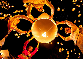 Rực rỡ đèn hoa tại lễ hội Loy Krathong, Thái Lan